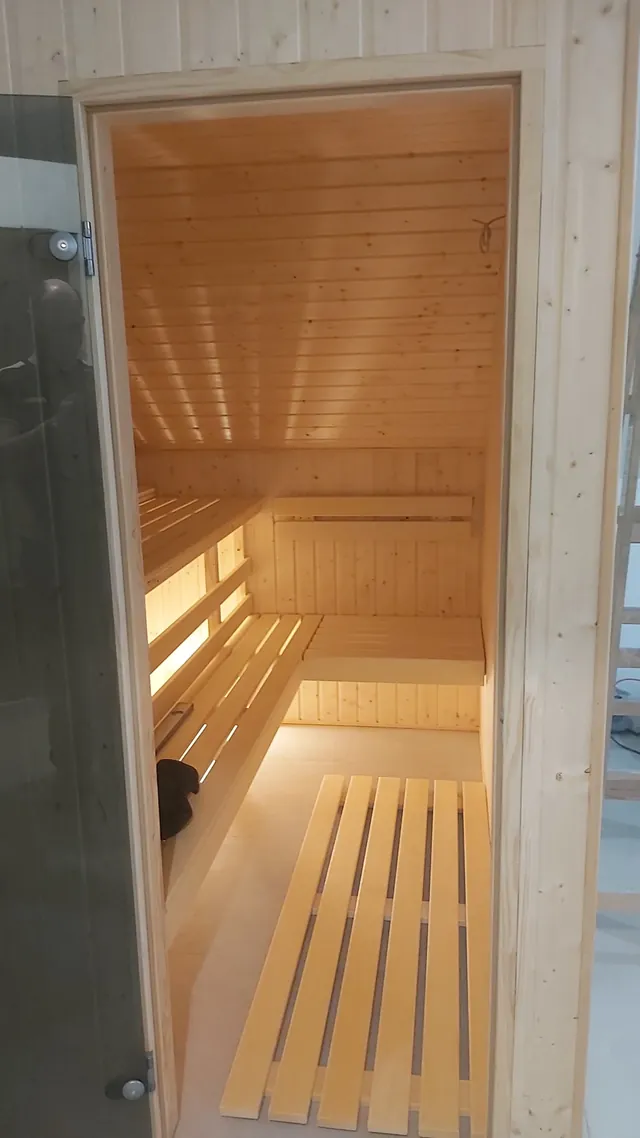 Sauna wykończona naturalnym drewnem — realizacja MAS Kominki